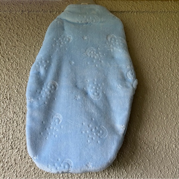 Amongst The Clouds irresistibly warm embossed swaddle blanket blue 0-3 months - Picture 2 of 8